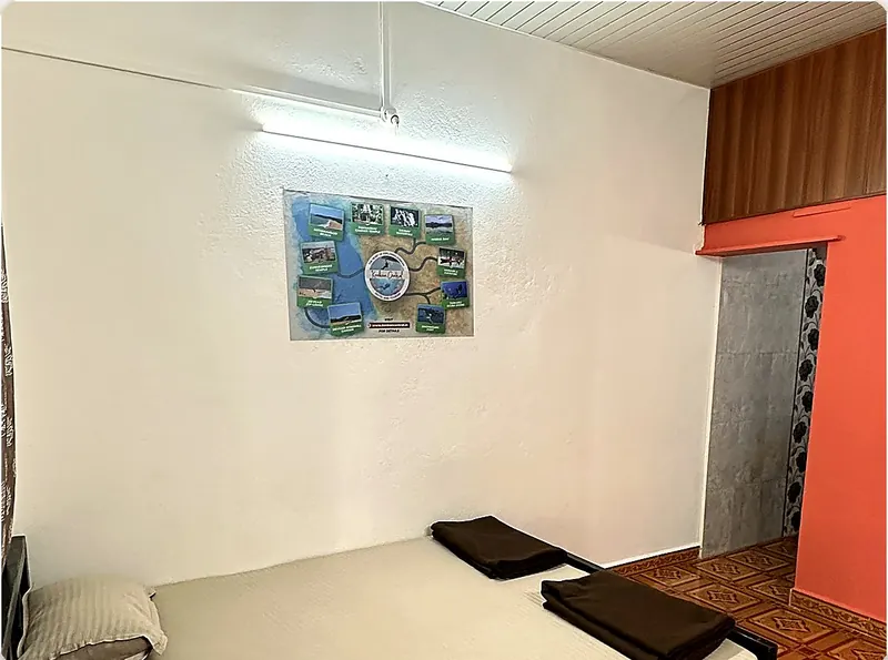 Room 4 queen bed, wide view