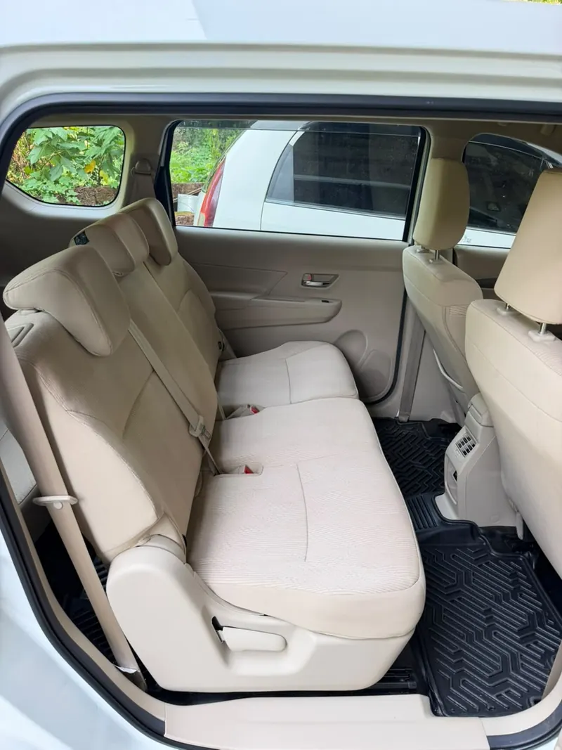 Middle row of the Toyota Rumion, beige fabric seats with headrests