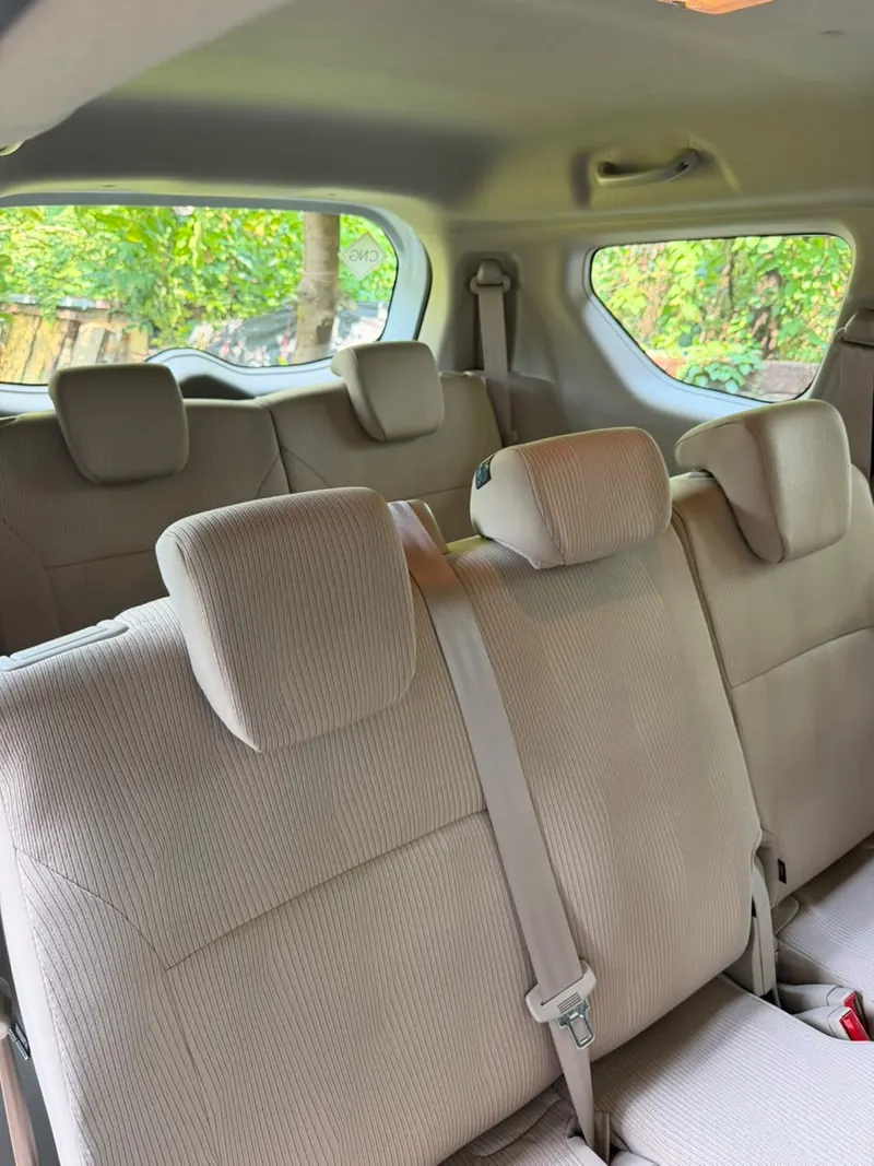 Third row of the Toyota Rumion, two seats with headrests and seat belts